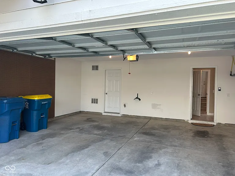 8645 Meridian Square Dr — Photo 35