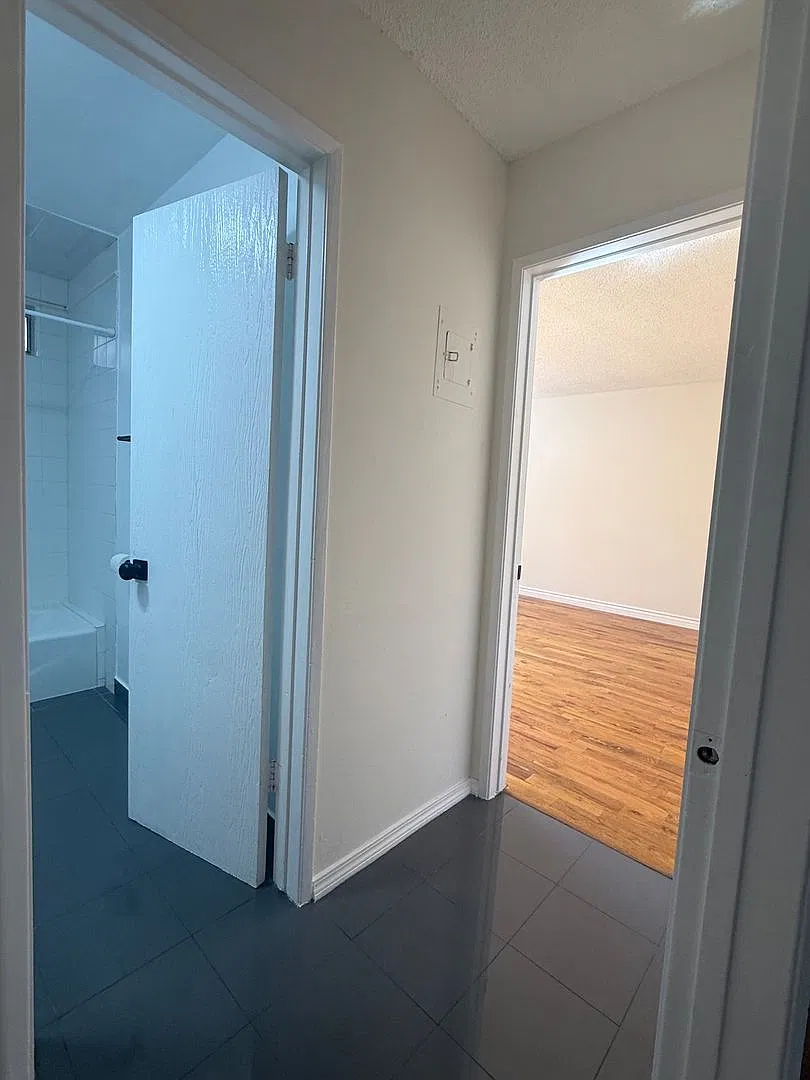 439 South Hobart Apartments — Photo 2