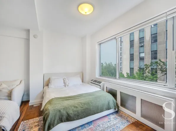 7 Lexington Avenue image 4 of 13