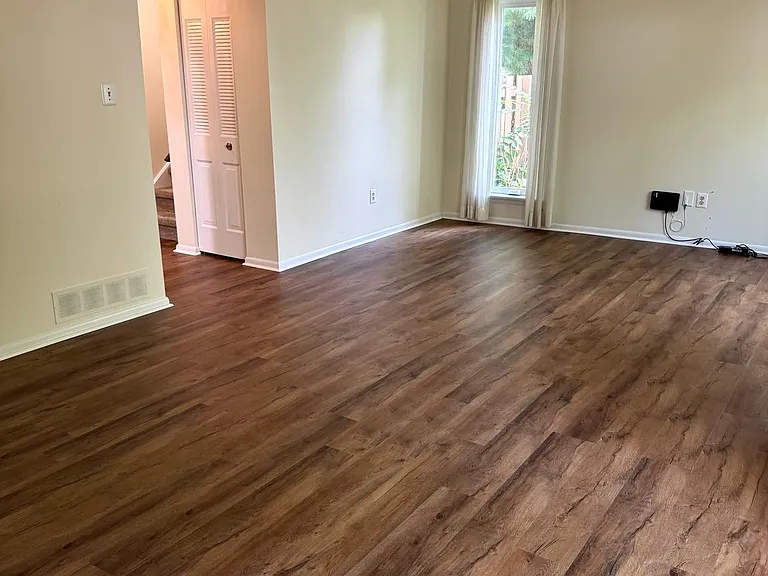 130 Westbury Ct — Photo 3
