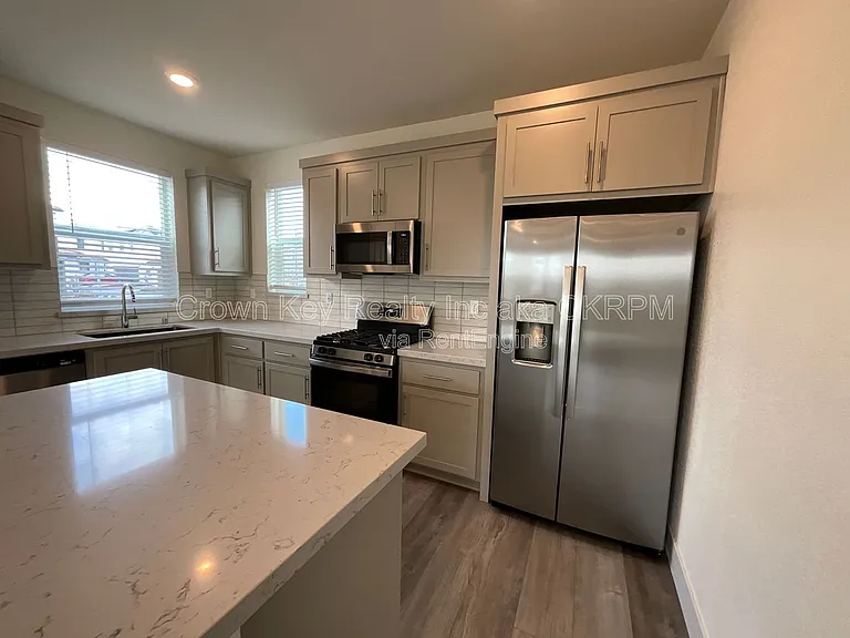 2090 Daimler St — Photo 7