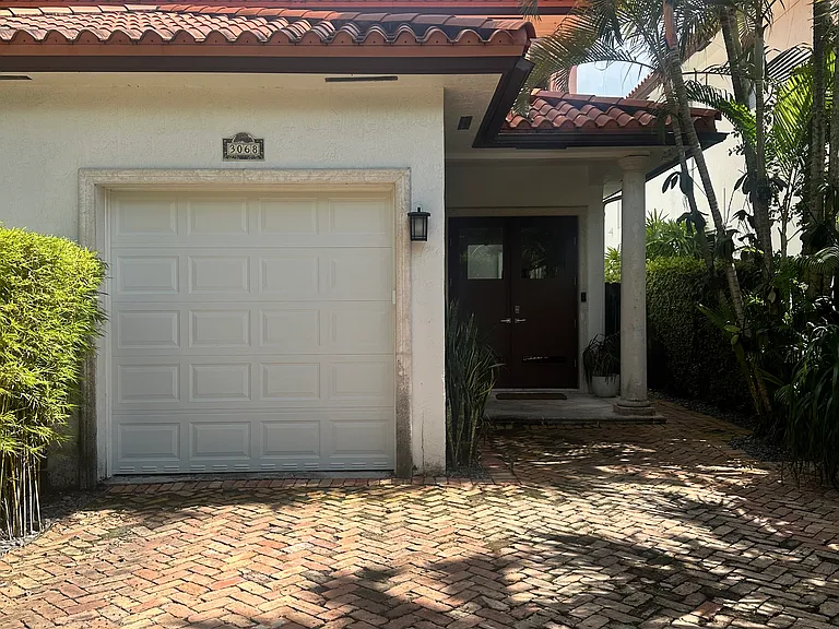 3068 Shipping Ave — Photo 1