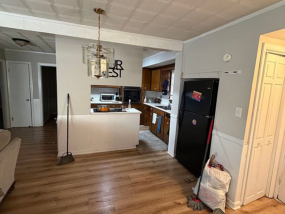 3rd image of 2560 Anderson Dr