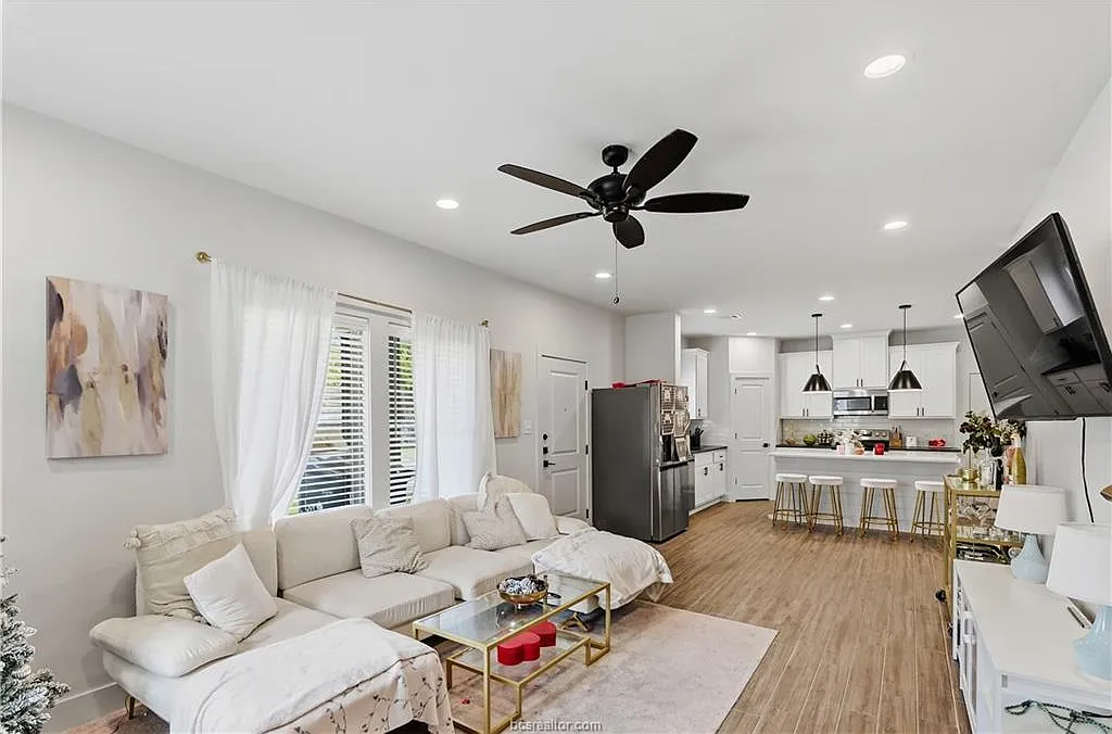 4 bed, 4.5 bath, 2354 sqft, $3,900 — Photo 2