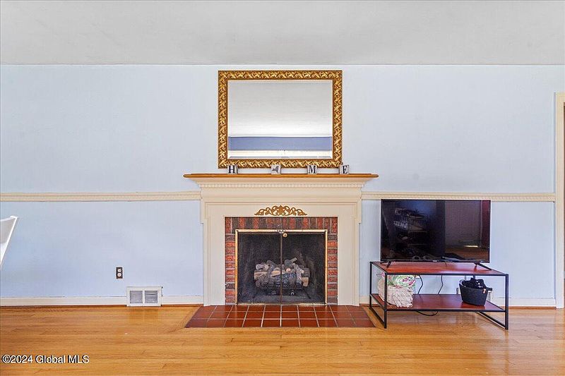 5th image of 1943 Clifton Park Road