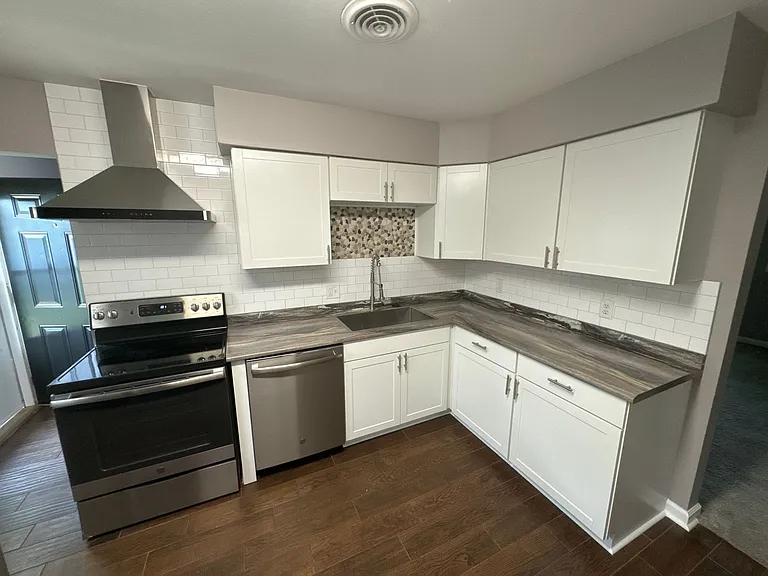 382 Monaco Dr — Photo 8