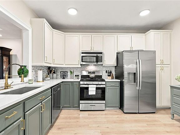 2nd image of 1284 Laskin Rd APT 302