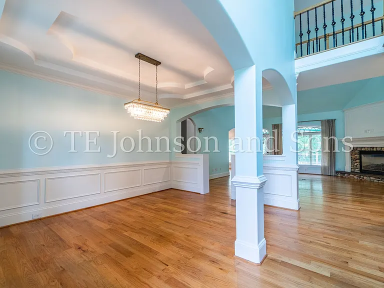 1112 Oakencroft Ct — Photo 2