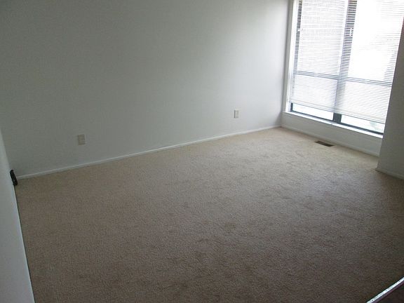 4th image of 20957 Sherman Ave #10