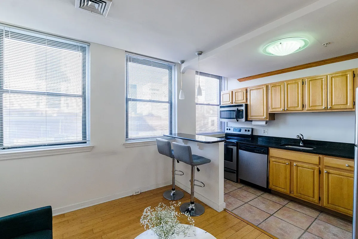 Building Photo - 1939 Chestnut St #3B