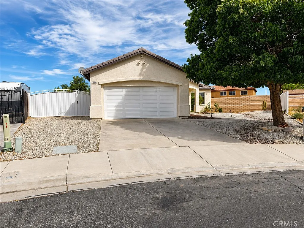 5 bed, 2058 sqft, $3,100 — Photo 2