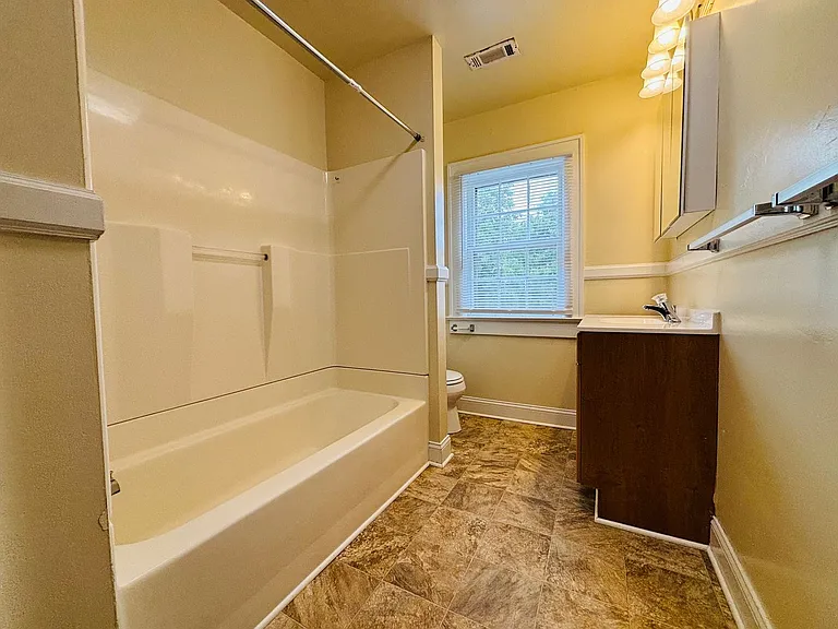 1410 N Main St — Photo 12