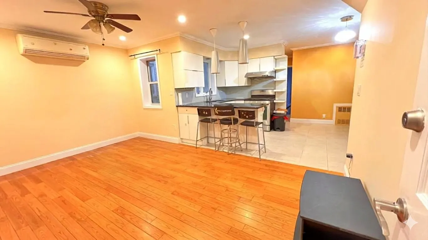 3 bed, 1000 sqft, $3,150 — Photo 1