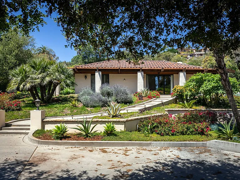 525 Las Palmas Dr — Photo 1