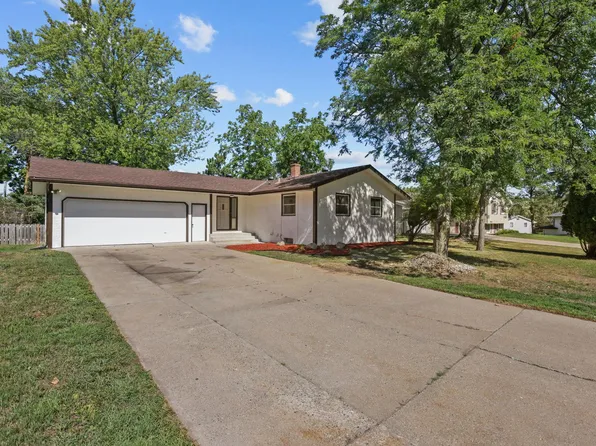 695 Iona Ln, Roseville, MN 55113