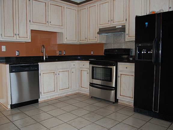 New stainless appliances & granite