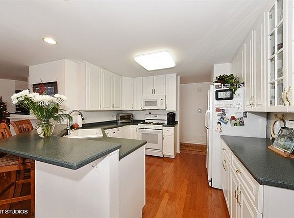 4th image of 11112 Edgebrook Ln