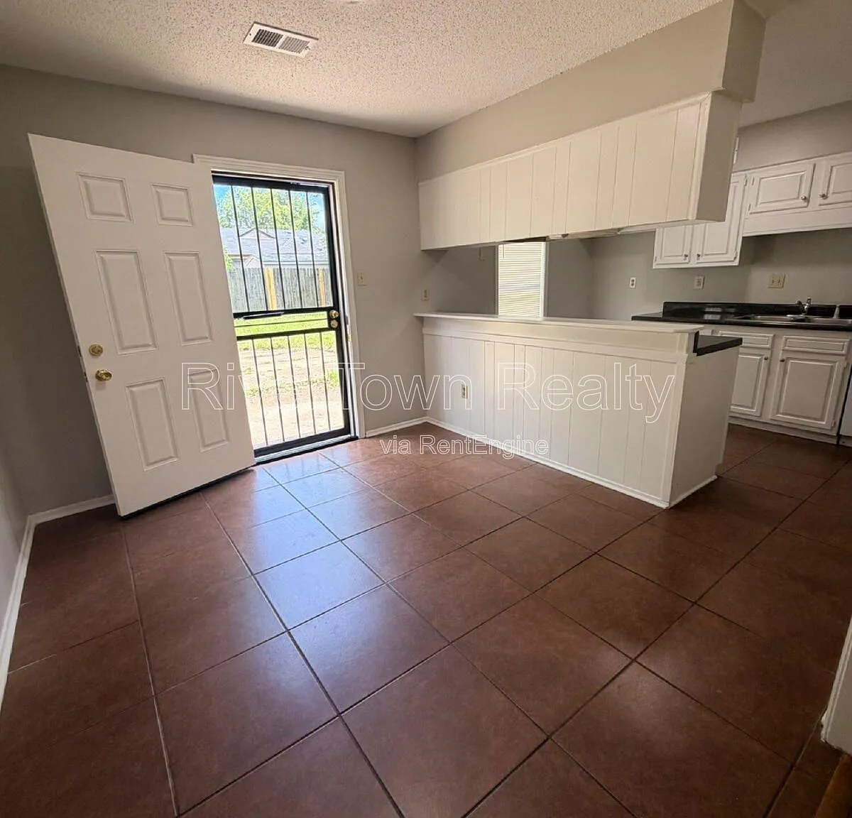 3 bed, 2.0 bath, 1094 sqft, $1,395 — Photo 4