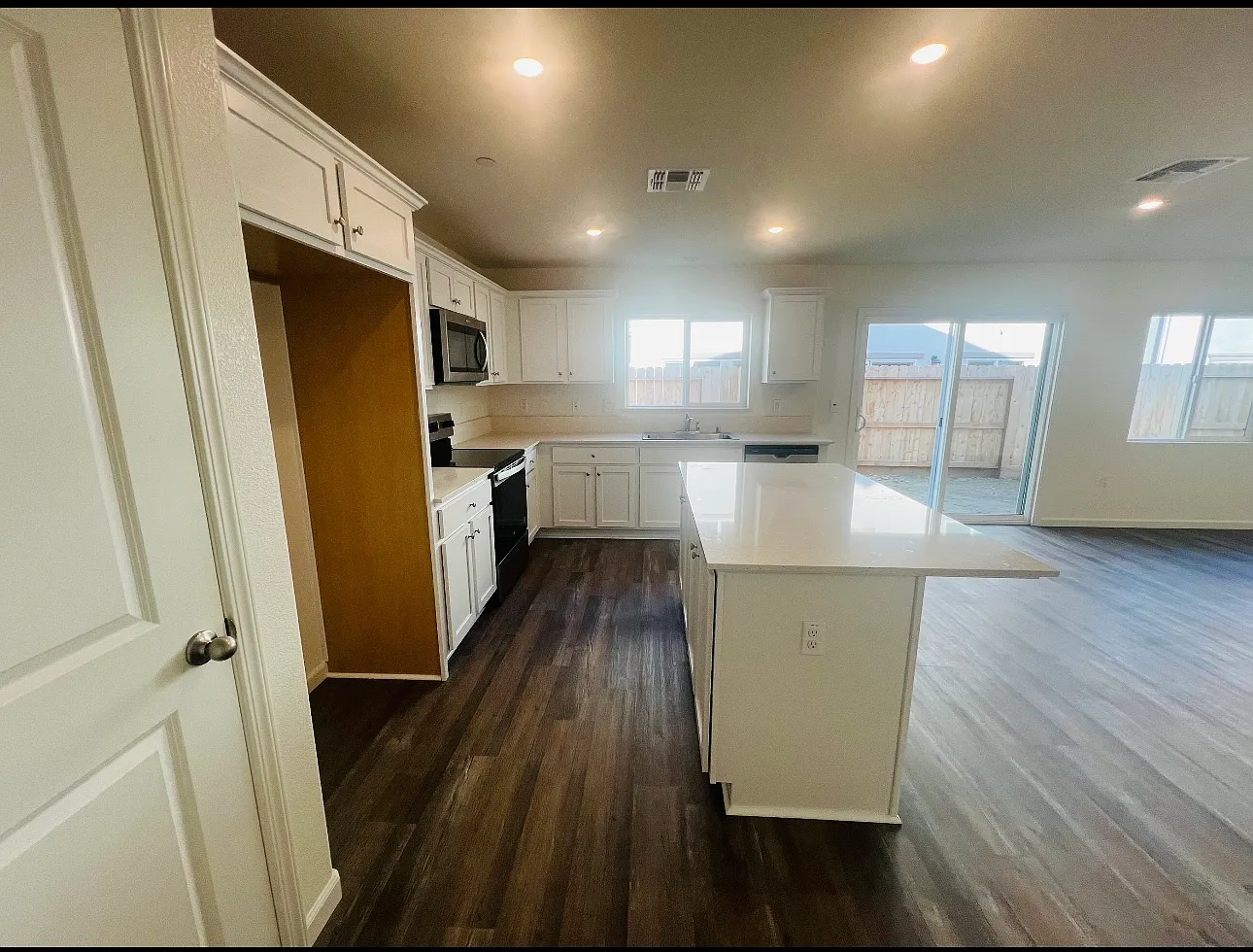 4 bed, 1900 sqft, $3,000 — Photo 4