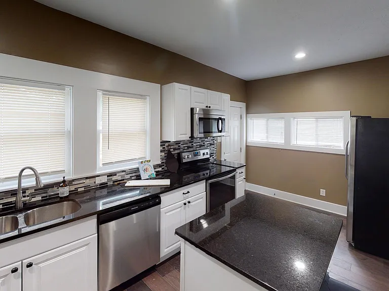 917 N Parker Ave — Photo 6