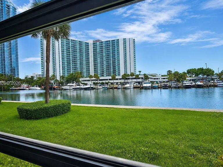220 Kings Point Dr #105 — Photo 4