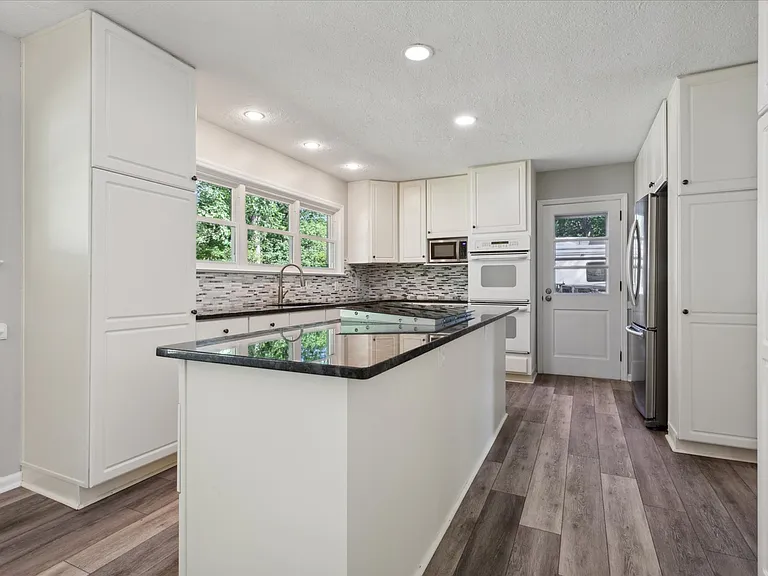 112 Leslie Dr — Photo 15