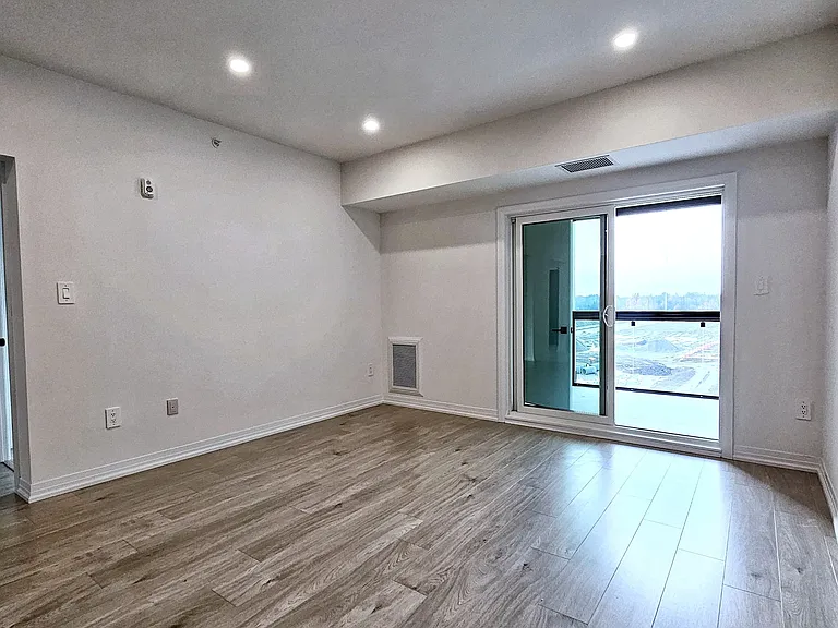 15 Kneeshaw Dr #405 — Photo 9