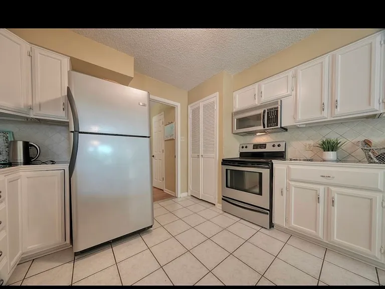 1379 Bridle Path Ln — Photo 6