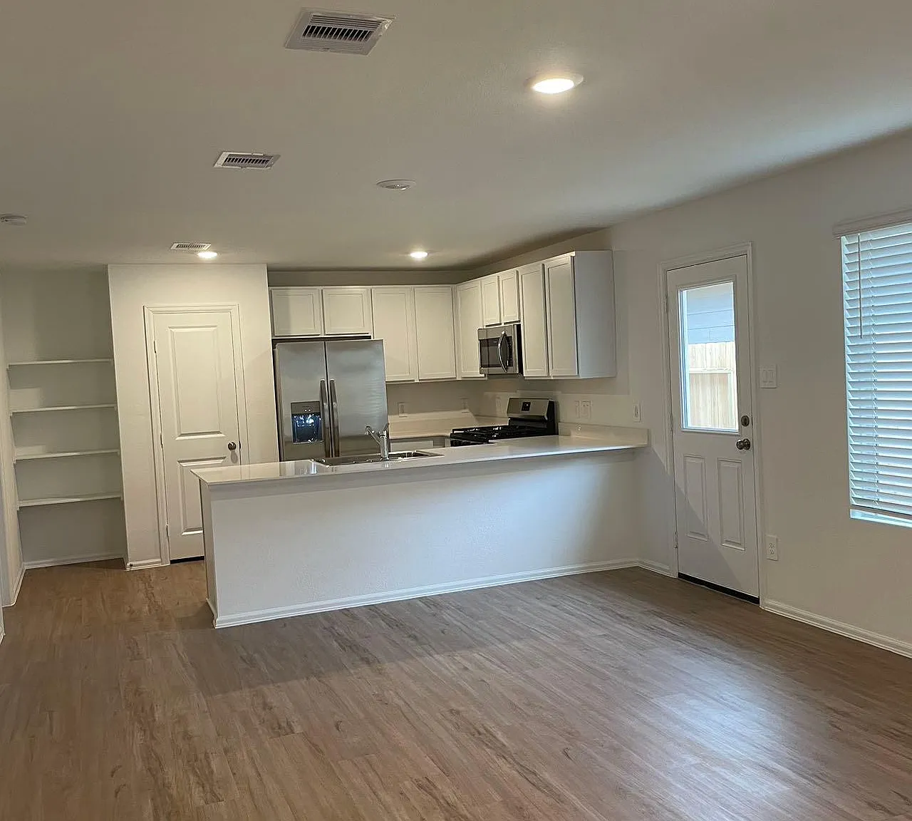 3 bed, 1360 sqft, $1,745 — Photo 2