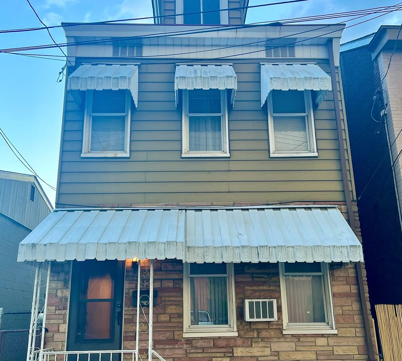 4 bed, 2160 sqft, $2,400 — Photo 1