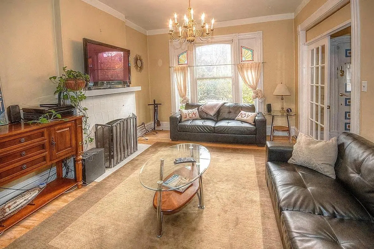4 bed, 2400 sqft, $3,099 — Photo 2