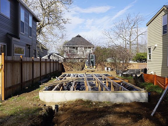 2nd image of 2511 N Winchell St