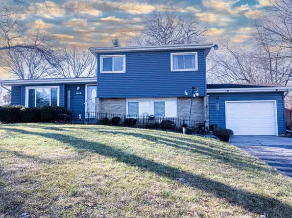 1288 S Hieland Rd, Saint Anne, IL 60964