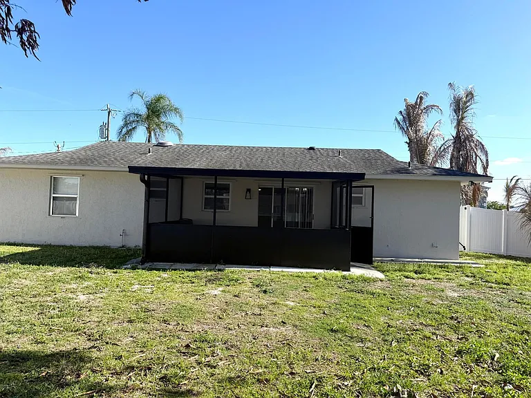 699 NW Riverside Dr — Photo 23