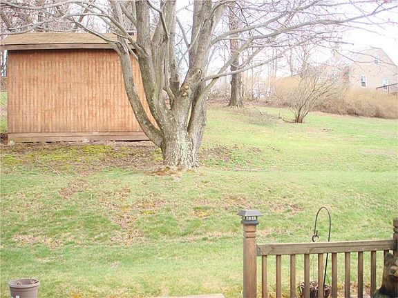 4th image of 814 E Hill Dr
