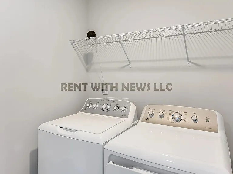 282 Paramount Dr — Photo 17