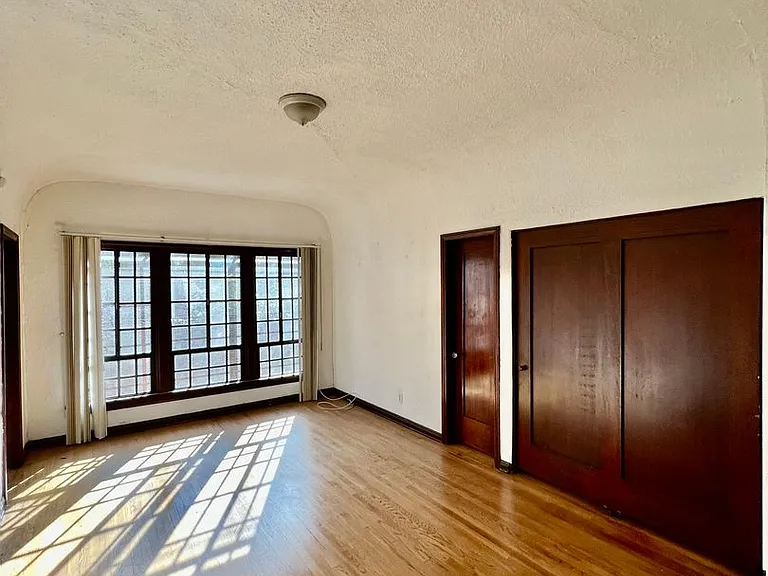 367 N Orange Grove Ave — Photo 9