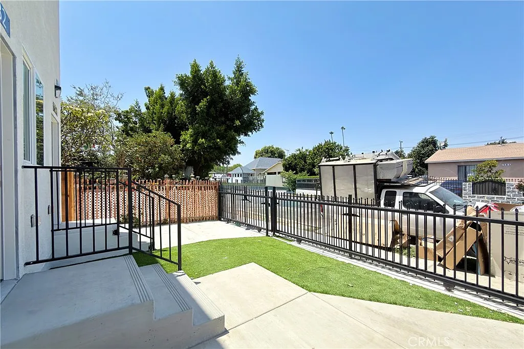 14 bed, 5139 sqft, $19,200 — Photo 3
