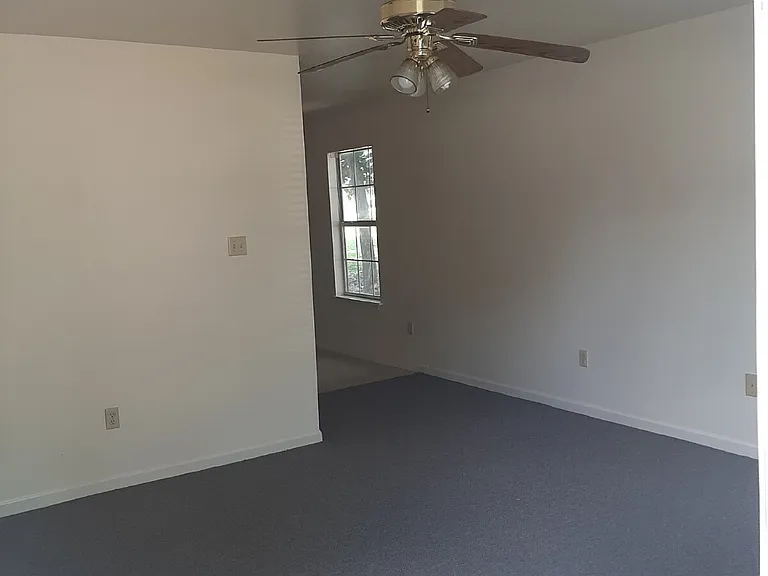 923 W Oak Butlers #1 — Photo 2