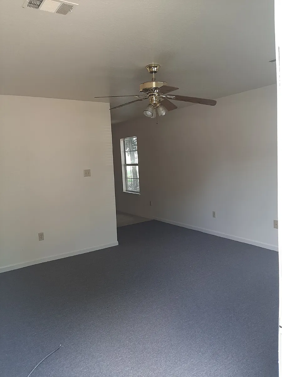 Building Photo - 923 W Oak Butlers #1