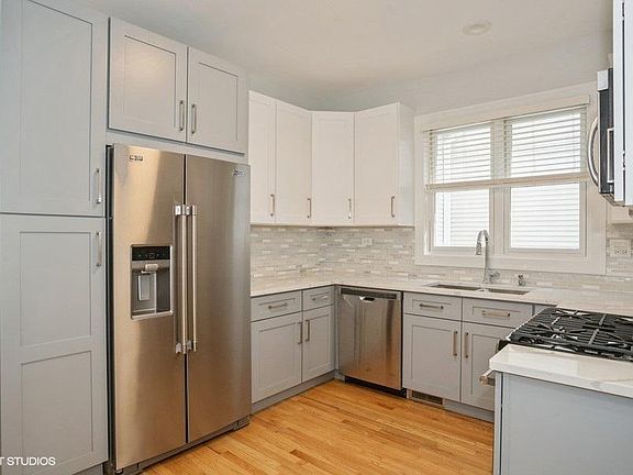 2nd image of 1712 W Byron St #1