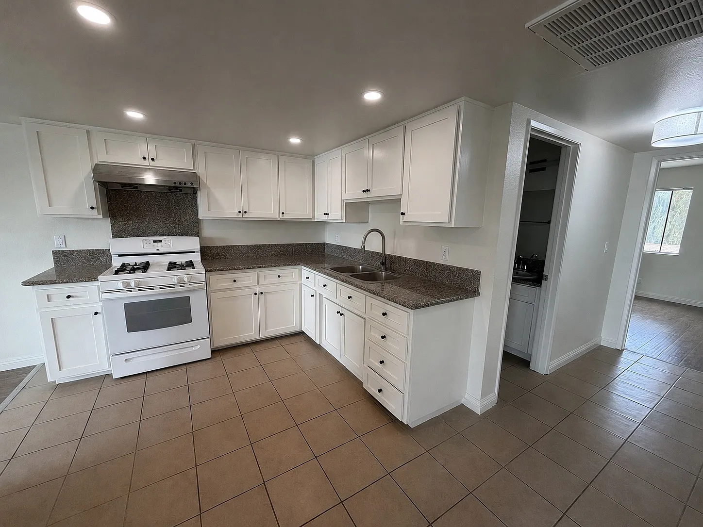 2 bed, 900 sqft, $2,400 — Photo 2
