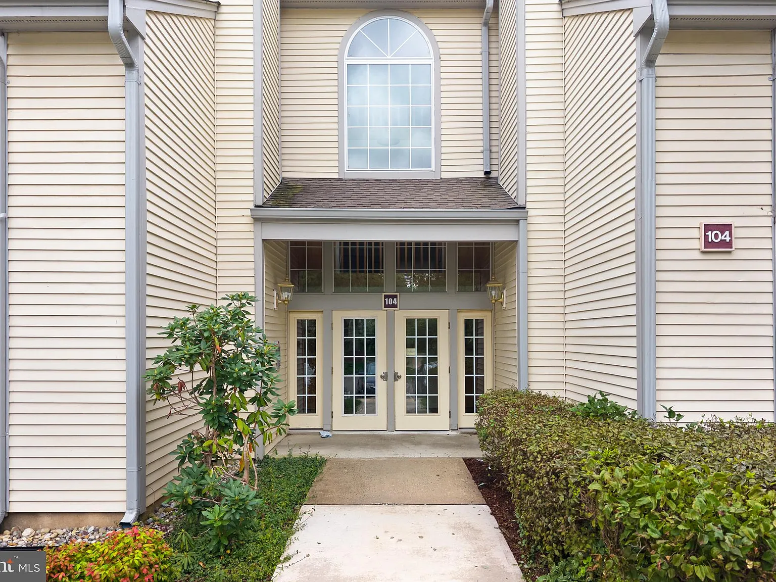 2 bed, 1.0 bath, 1008 sqft, $2,350 — Photo 2