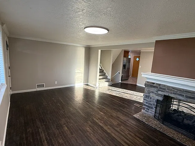 5 bed, 2300 sqft, $2,500 — Photo 2