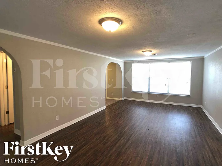 645 Lexington St — Photo 2