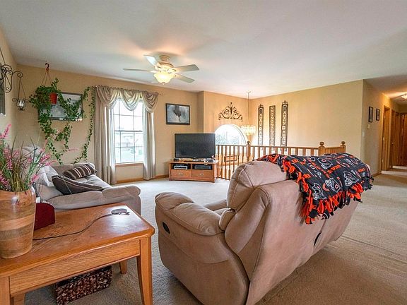 SPACIOUS GREAT ROOM W/CEILING FAN, UPGRADED WOOD RAILS!