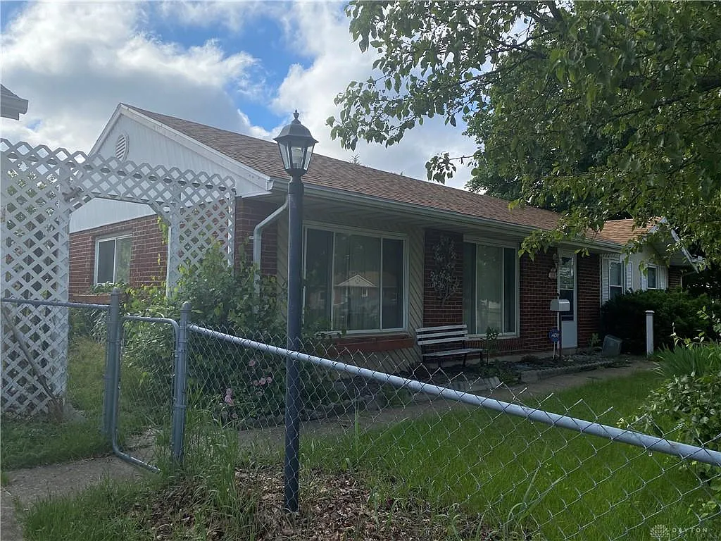 396 Stratmore St photo 1