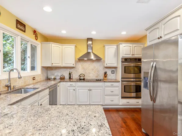 1 Valleywood Court W, Head Of The Harbor, NY 11780