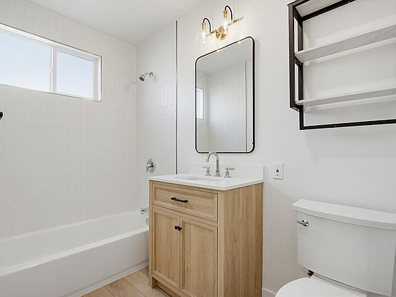 4th image of 413 1/2 S Myers St #1