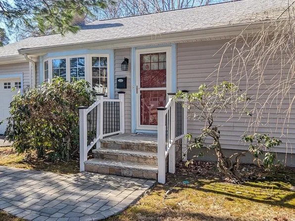 241 Edgewater Dr, Framingham, MA 01702